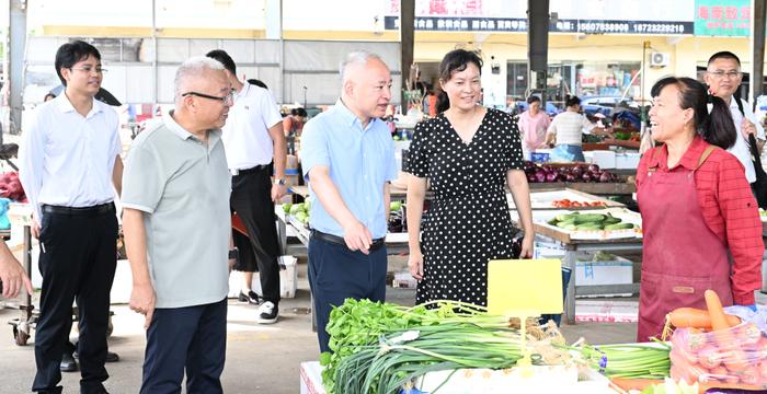 丁晖检查督导农业农村及商业灾后恢复情况并慰问受灾群众