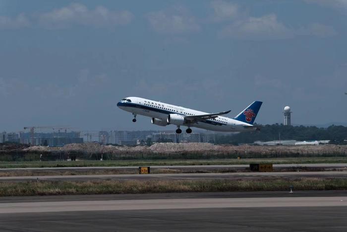 南航首架C919飞机成功首航，新时代的航空里程碑