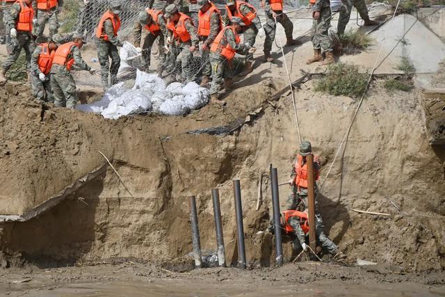 安迪尔河水位上涨，人民子弟兵紧急驰援受灾地区！