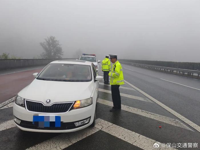 惊险！雨雾天气驾驶人在高速岔口导流线区域停车查导航