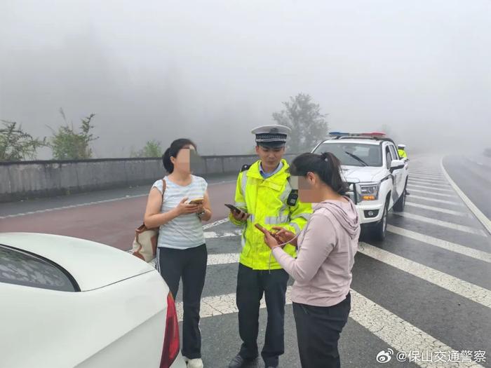 惊险！雨雾天气驾驶人在高速岔口导流线区域停车查导航