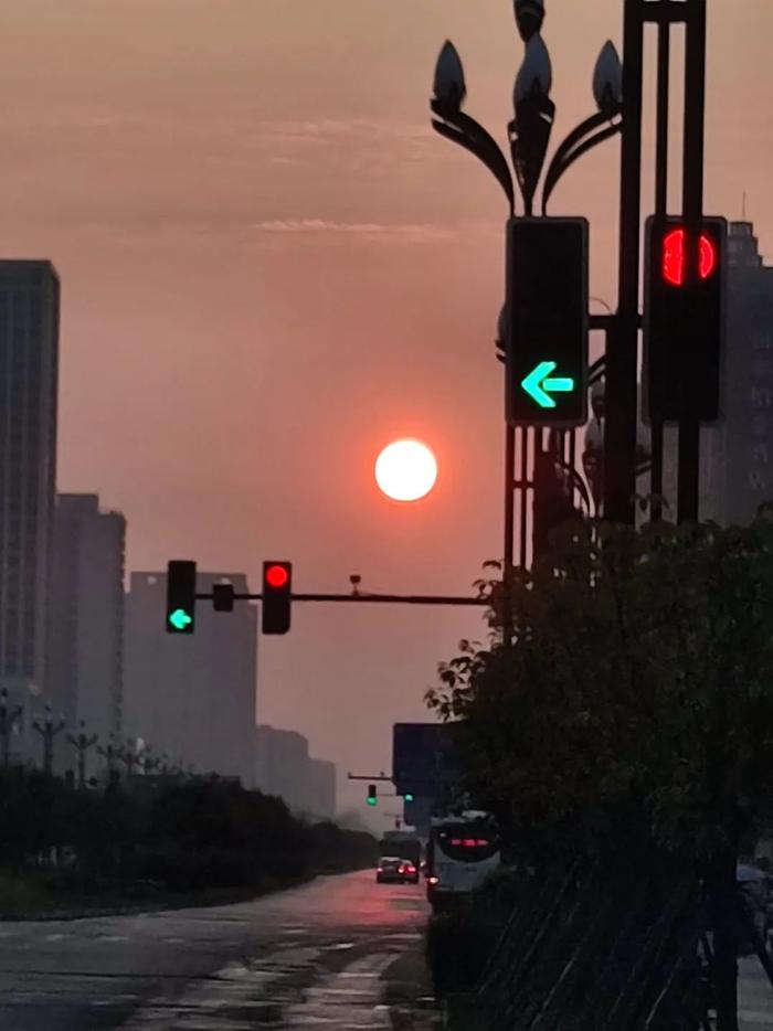 今晨的日出，美！雨雨雨也在路上了……