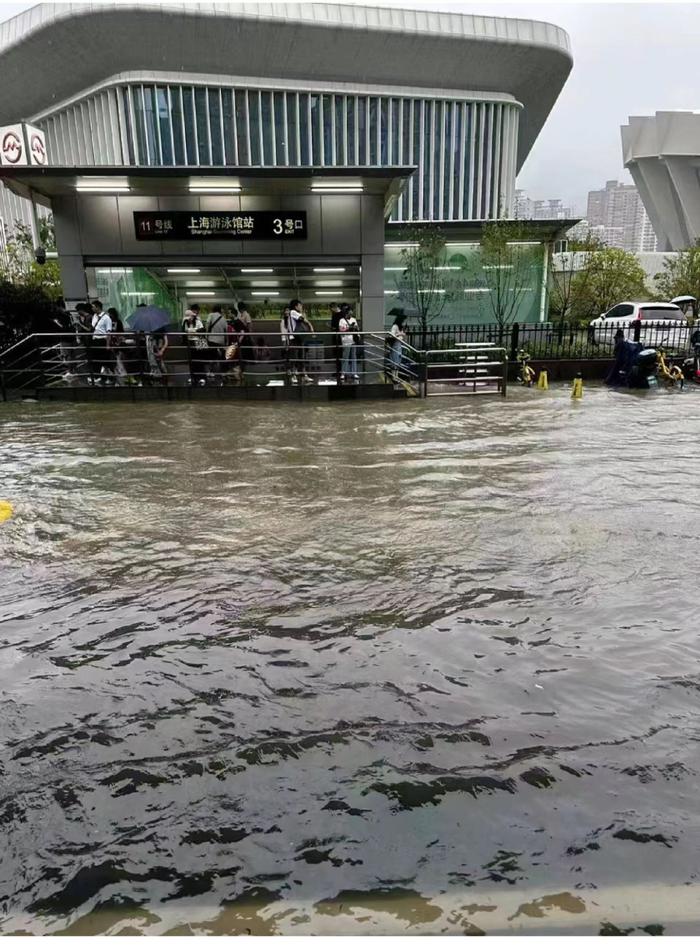 部分地区雨量破历史记录，上海抢排积水