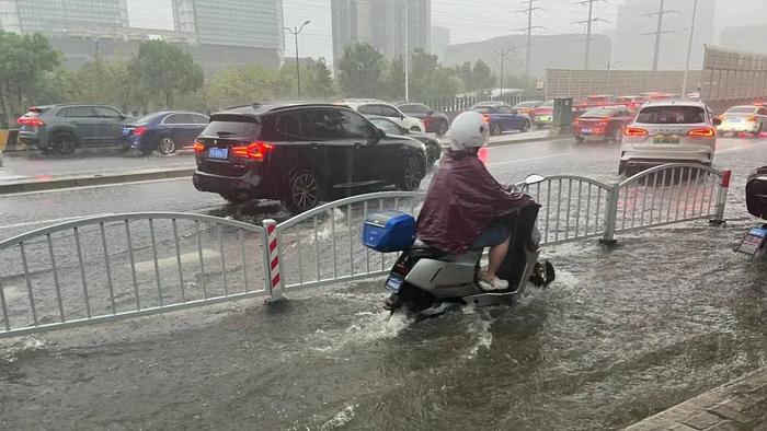 部分地区雨量破历史记录，上海抢排积水