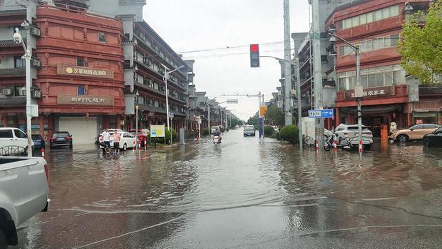 上海奉贤四团镇6小时降水量创1978年以来新高，多街镇全力抽排路面积水