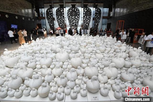 “磁·引力——2024中国(峰峰)磁州窑国际陶瓷艺术双年展”在峰峰矿区开幕