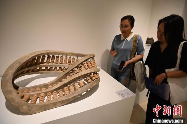 “磁·引力——2024中国(峰峰)磁州窑国际陶瓷艺术双年展”在峰峰矿区开幕