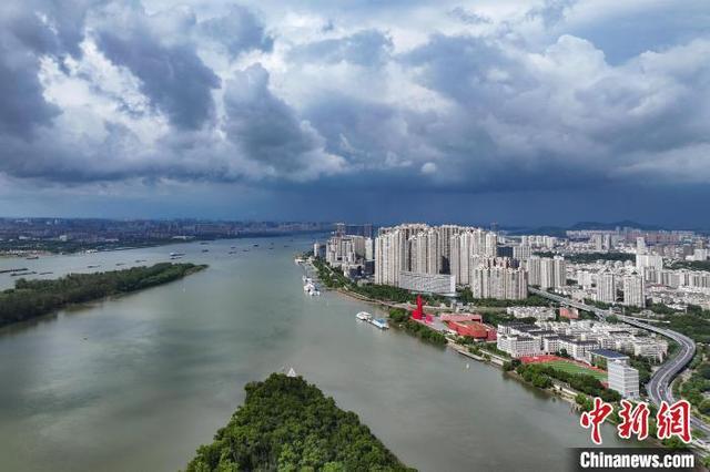 台风“普拉桑”过境江苏 南京上空风云变幻