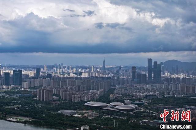 台风“普拉桑”过境江苏 南京上空风云变幻