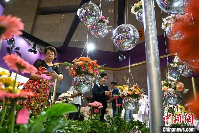 中国昆明国际花卉展启幕 观众遨游“花花世界”