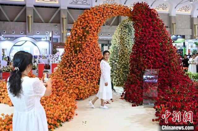 中国昆明国际花卉展启幕 观众遨游“花花世界”