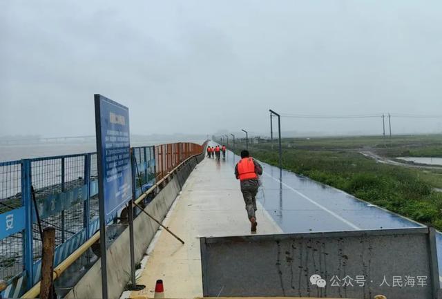 台风“普拉桑”来袭，海军官兵勇救被困群众