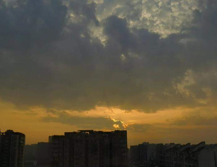 今晨的日出，美！雨雨雨也在路上了……