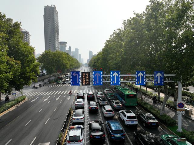 郑州首个多车道“可变车道”落地金水路经二路 看看咋走?