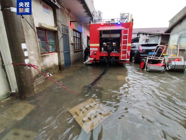 上海暴雨消防紧急排涝 居民生活逐步恢复正常