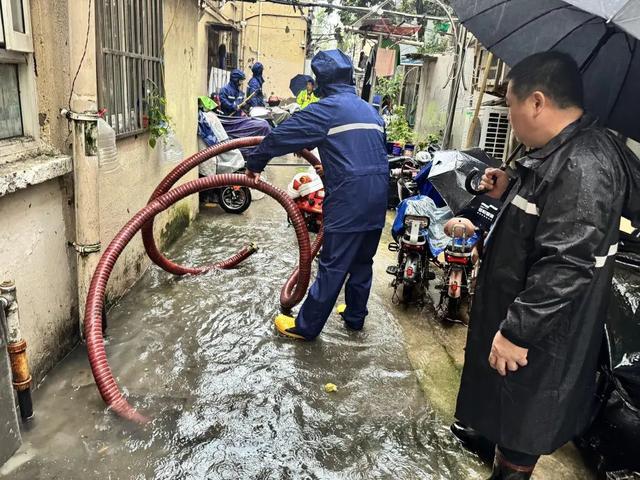 苏州河水位上涨、小梁薄板房积水，风雨中他们这样守护上海