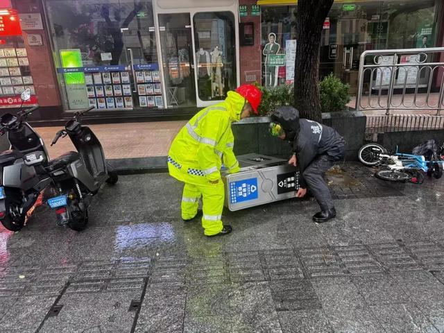 苏州河水位上涨、小梁薄板房积水，风雨中他们这样守护上海