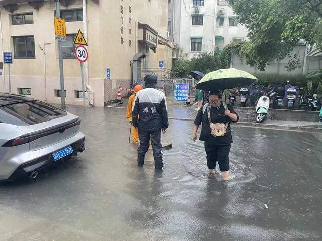 苏州河水位上涨、小梁薄板房积水，风雨中他们这样守护上海