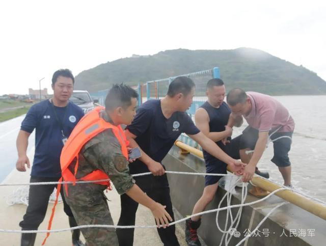 台风“普拉桑”来袭，海军官兵勇救被困群众