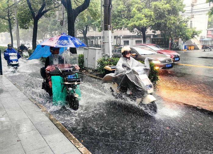 上海局地积水严重仍在抢排，预计抢险将持续到今天夜间