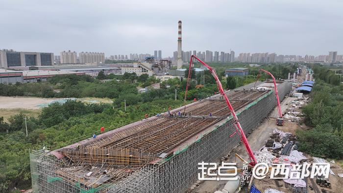 西安至兴平高速公路改扩建工程能源金贸高架桥首联现浇梁完成浇筑