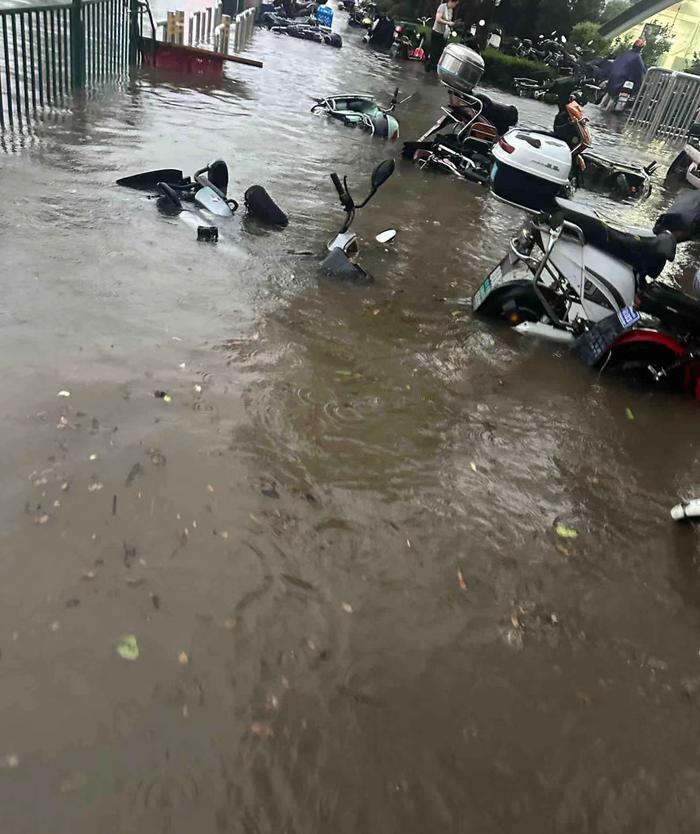 暴雨后上海部分路段积水，水务、消防部门派百余辆车抢排积水