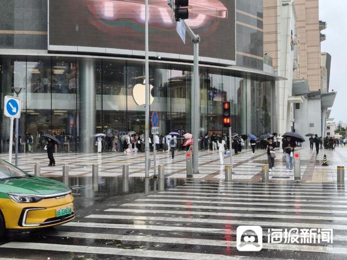 实探北京王府井：华为、苹果门店“隔街相望”  为新品提前俩小时营业