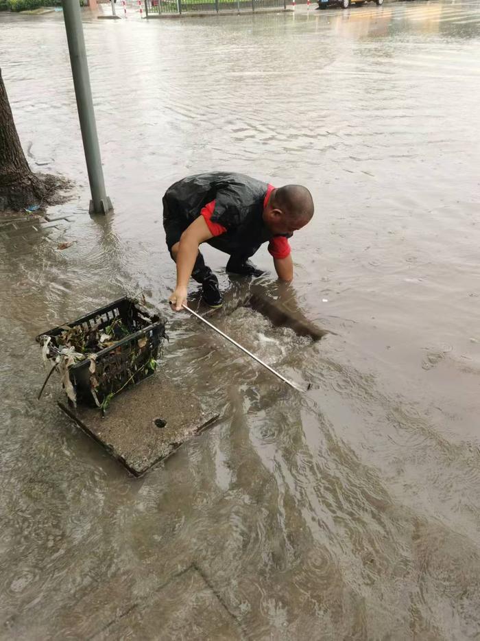 图集丨上海浦东排水部门全线到岗，各街道镇全力排水