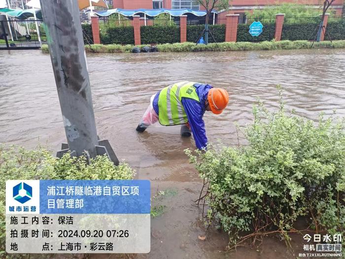 图集丨上海浦东排水部门全线到岗，各街道镇全力排水