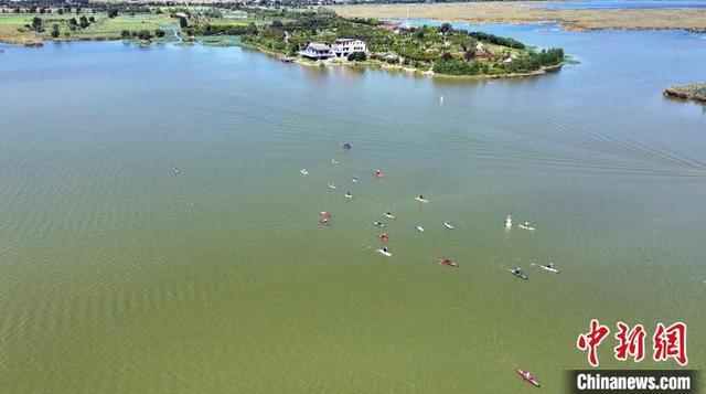 水上马拉松赛在“京津冀最美湿地”河北衡水湖开赛