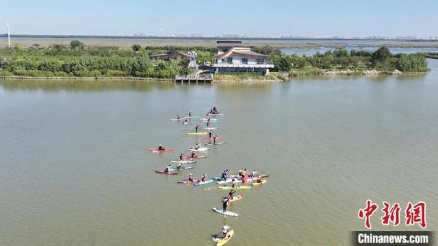 水上马拉松赛在“京津冀最美湿地”河北衡水湖开赛