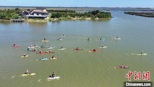 水上马拉松赛在“京津冀最美湿地”河北衡水湖开赛