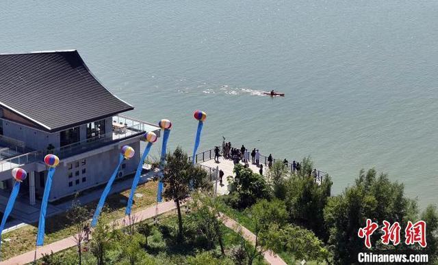 水上马拉松赛在“京津冀最美湿地”河北衡水湖开赛