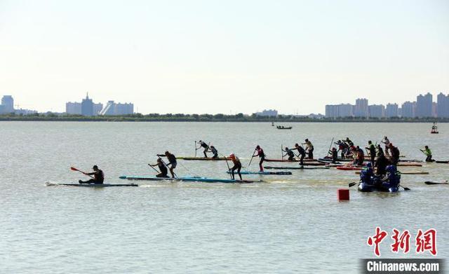 水上马拉松赛在“京津冀最美湿地”河北衡水湖开赛