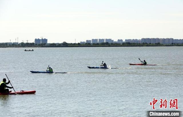 水上马拉松赛在“京津冀最美湿地”河北衡水湖开赛