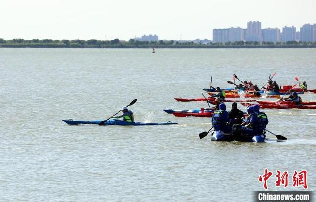 水上马拉松赛在“京津冀最美湿地”河北衡水湖开赛