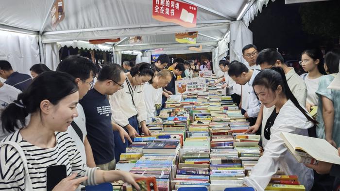 逛夜市也能买书，在上海闵行“金平之夜”淘旧书