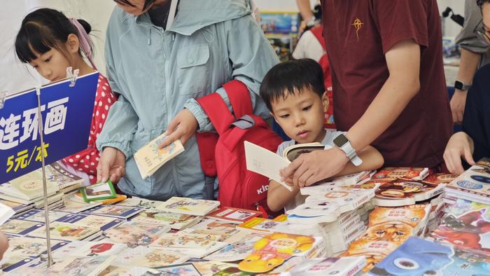 逛夜市也能买书，在上海闵行“金平之夜”淘旧书