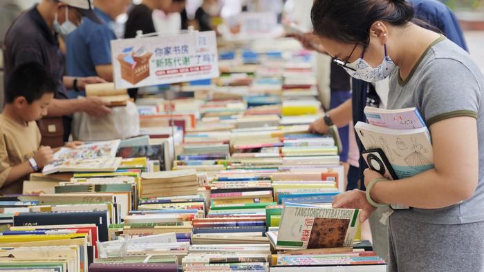 逛夜市也能买书，在上海闵行“金平之夜”淘旧书