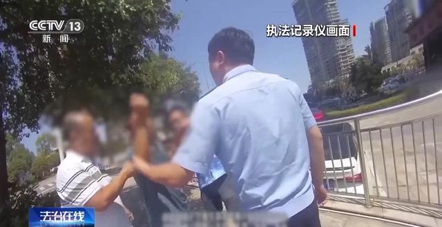 法治在线丨小伙好心搀扶老人反被诬陷挨了五个巴掌 警方：老人被行拘