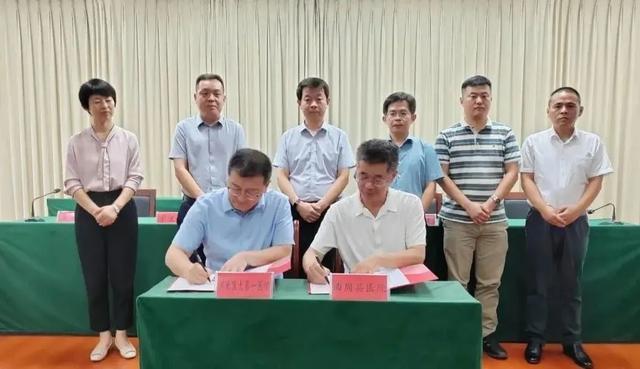 河北医科大学第一医院与邯郸曲周县医院举行医联体合作签约揭牌仪式