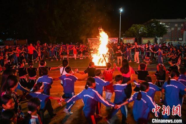 篮球运动员赵继伟现身澜沧 与当地师生一同“打跳”