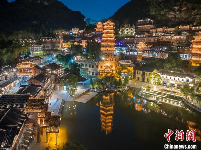 航拍兴义峰林布依景区夜景美