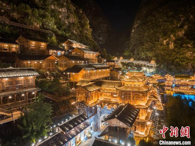 航拍兴义峰林布依景区夜景美