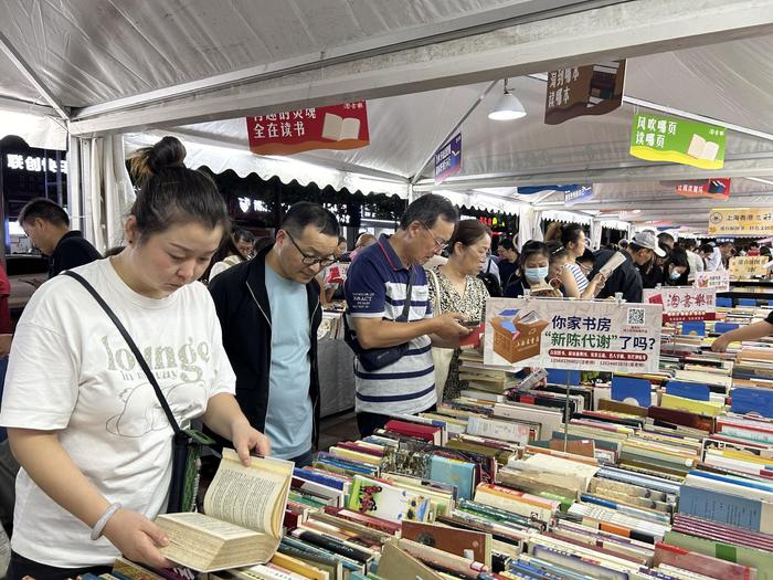 逛夜市也能买书，在上海闵行“金平之夜”淘旧书