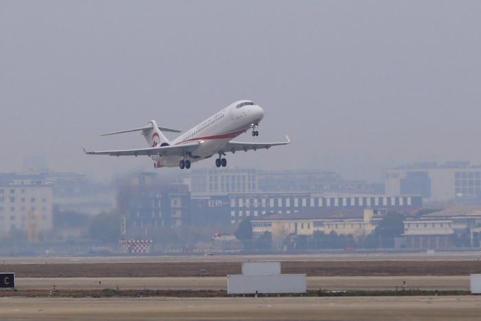 2020年12月28日,东航旗下一二三航空有限公司引进的首架ARJ21飞机首航。 澎湃新闻记者 赵昀 图