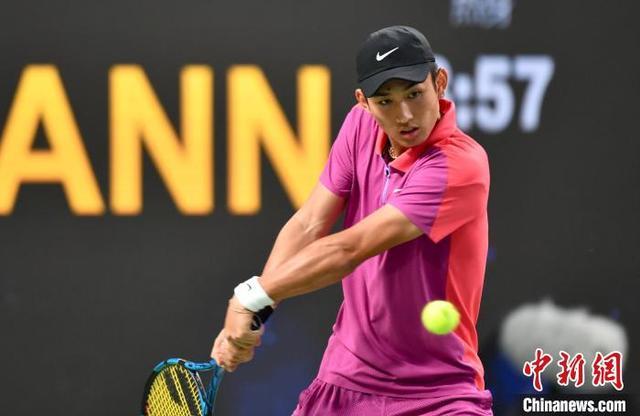 ATP成都网球公开赛：中国小将商竣程2比0战胜德国选手汉夫曼 晋级决赛