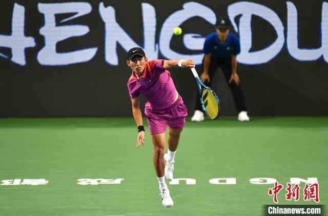 ATP成都网球公开赛：中国小将商竣程2比0战胜德国选手汉夫曼 晋级决赛