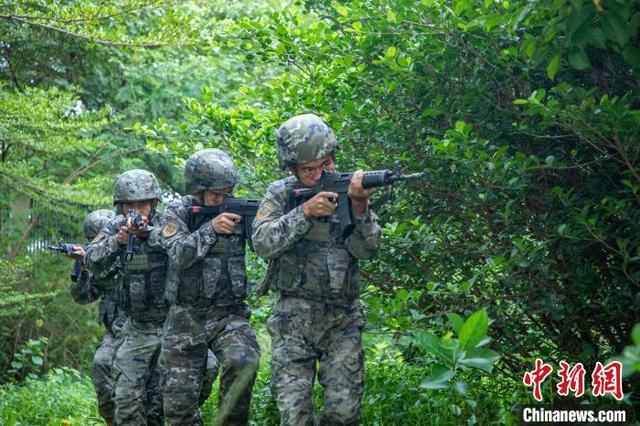 广西北海武警官兵开展实战化战术演练