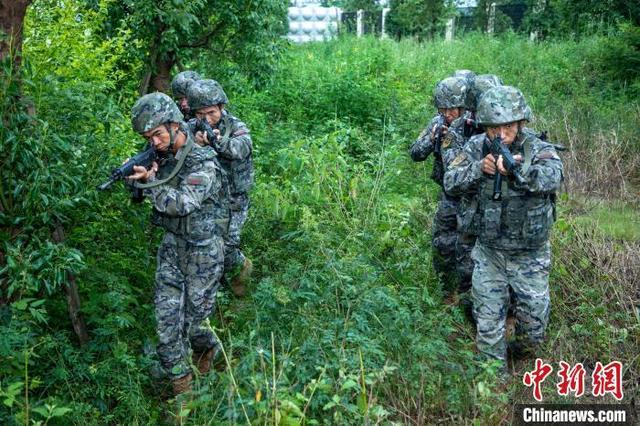 广西北海武警官兵开展实战化战术演练